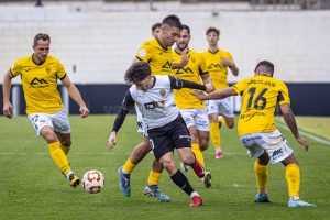 El Atlético Baleares frena la racha del VCF Mestalla